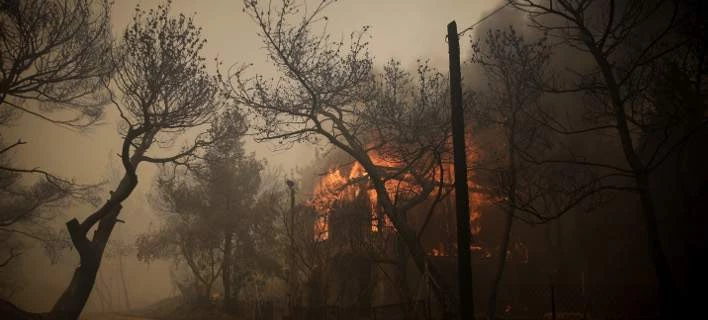 Η στιγμή που σπίτι «λαμπαδιάζει» στην Κινέτα – Δραματικές ώρες για τους κατοίκους (εικόνες)